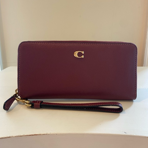 Coach Handbags - LikeNew $225 COACH Continental ZipAround Leather Wristlet Clutch Wallet Burgundy